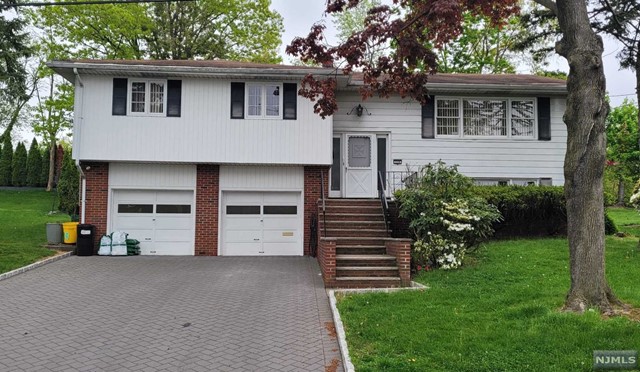 Beautiful 3 bedroom home on a quiet street in Englewood Cliffs. Newer kitchen and bathrooms. Minutes to GWB; walking distance to Upper School; easy commute to NYC. Refinished hardwood floors. Deck access. Large backyard space. Double garage with large driveway. Quiet, dead-end street. Listing agent is related to owner.