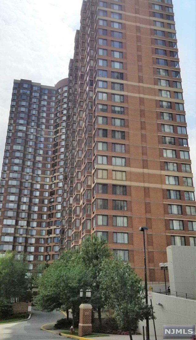 Welcome to The Palisades, true luxury condominium in Fort Lee. The Palisades offer luxury life style. Condo offers 24 HR concierge service, Gym, Play room for kids, Community room for hang out with friends and family, library, conference room, cafe, dry cleaners on sight. Also outdoor swimming pool with jacuzzi. Huge deck for sun bathing. Dog park and BBQ area. This one bedroom faces GWB with updated hardwood floor and stainless steel appliances, LG washer and dryer.