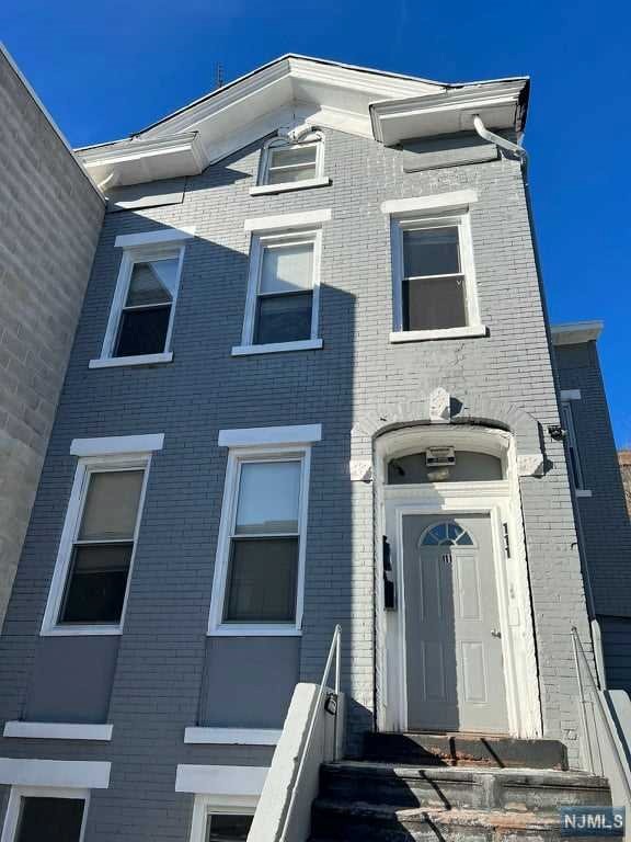 Well-maintained 3 bedroom, 1 bathroom apartment. Situated a 9 minute walk to the Paterson Train Station and proximity to retail, restaurants and night life in downtown Paterson. Don't miss this opportunity on a great location.