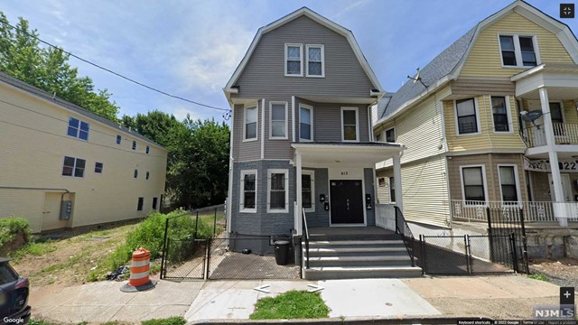 Beautiful newly renovated 1st floor unit. stainless steel appliances, off street parking in back, 3 large bedrooms with plenty of closet space. Property is completely fenced, easy access to public transportation and nearby shopping centers.
