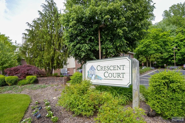 Beautiful one bedroom, one bathroom, end-unit located in the desirable Crescent Court community. This spacious unit has an updated kitchen, wood burning fireplace and sliding glass doors to a back deck/balcony. The large bedroom is flooded with natural light and has a sizable walk-in closet. Laundry located in-unit and a storage unit located in building. A highly sought after one car garage bay comes with this unit and is located below. Enjoy the clubhouse that has a common room and fitness center!
