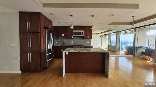 Beautifully renovated 2-bedroom, 2-bathroom co-op in Fort Lee, NJ. Modern residence with state-of-the-art appliances and contemporary finishes, turn-key ready. Spacious living area with east-facing balcony offers panoramic NYC, Hudson River, and GW Bridge views. Chef's kitchen, ample light in bedrooms. Amenities include two outdoor pools, gym, basketball and tennis courts, and playgrounds, all with no extra fee.