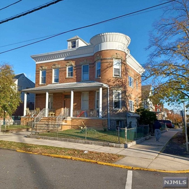 ONE BEDROOM ON THE 2ND FLOOR, NO ELEVATOR, REQUIED CREDIT/INCOME CHECK,NO PETS,LAUNDRY GO-OUT,STREET PARKING.