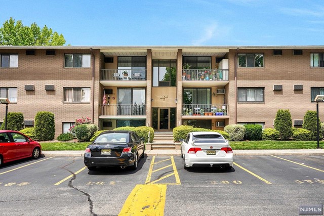 Spacious one bedroom / one bathroom at Ledgewood Terrace. Great location to shopping, NYC transportation and Rt 46 & 80. Bamboo hardwood floors in unit lead to a generously sized outdoor balcony. Amenities include a washer/dryer room, outdoor pool. Parking is $13 a month per car. Cats allowed, dogs prohibited by HOA.