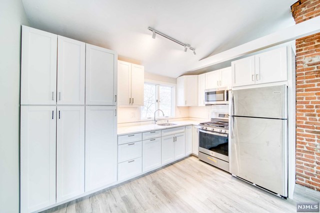 Beautiful 1 Bedroom apartment in the sought after town of Ridgewood located just a few blocks from the train station and shops, this location is commuter friendly and pet friendly, the unit has been freshly painted, renovated with new kitchen and floors, this unit offers a spacious walk-in closet and washer/dryer. Parking is included and yard access. Look no more.