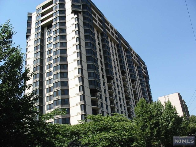 Large one bedroom, 1.5 bathroom apartment, with bay windows and terrace. Updated kitchen and lots of closets. On-site swimming pool, tennis courts, childrens play room, event space/ party room, and indoor parking garage. 24 hr security. Close proximity to community center and local retail.