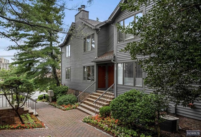 Beautiful condo in prime Fort Lee. Great flow with all hardwood floors throughout. Inviting Living/Dining room leading to large terrace. Express buses to NYC in front of the door. Walk to parks, very convenient location. Must see to appreciate. Elementary school #1