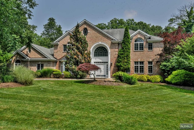 Welcome to this prefect rental in Prestigious USR. This Colonial home is located on a quiet street/Cul-de-sac.The home offers 5 BR'S, 4FB, 2 HB'S. Enterway with cathedral ceiling, spiral staircase to the upstairs. Spacious DR,LR.The oversized custom MIK Kitchen with large island, and Wolf,sub Zero appliances.Sliders to patio.Step down to the open Spacious family room. FP, and sliders to patio as well.BR & FB located off kitchen. back staircase to Upstairs . Primary Suite with MB, TWO WIC, sitting area & FP. BR with FB, Jack and Jill with shared BR. Full basement with custom bar,gym/office. Plenty of storage. 3 car garage, whole house generator. So much more to list on this beautiful property. Make your appointment to view and make this rental yours.