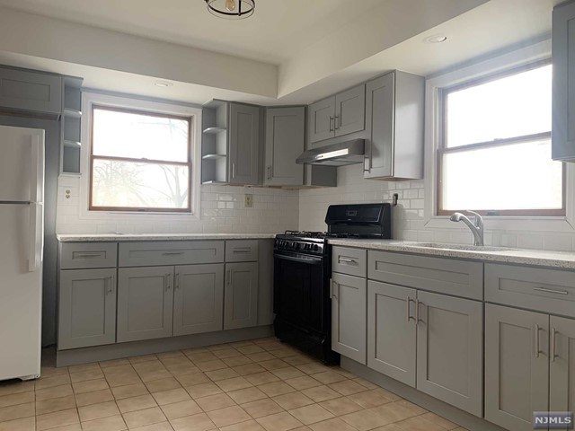 SIDE BY SIDE DUPLEX, HUGE 3BED 2.5 BATH, LIVINGROOM AND DINING ROOM.NEW KITCHEN. 1CAR GARAGE. NEW YORK BUS,EASY TO GO HIGHWAY.