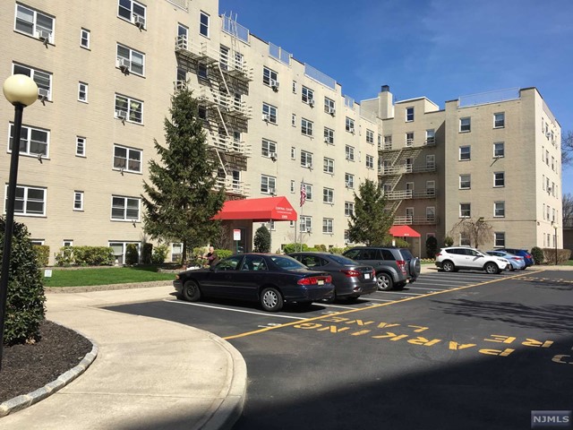1 BEDROOM (FACING SOUTH/EAST) CONDO RENTAL IN MID-RISE ELEVATOR BUILDING, EXCELLENT LOCATION, IN THE BEST AND MOST CONVENIENT AREA OF FORT LEE, 1 CAR PARKING GARAGE #90 INCLUDED: LAUNDRY ROOM ONSITE AND 24 HOUR ONSITE SUPER. NEAR FORT LEE HIGH SCHOOL, WALKING DISTANCE TO TENNIS COURTS AND HANDBALL COURTS AND CHILDREN PLAY AREA IN PARK: 1 BLOCK WALK TO GEORGE WASHINGTON BRIDGE WHERE YOU CAN TAKE NEW YORK / NEW JERSEY BUSES, (A TRAIN IS ON THE OTHER SIDE OF GW BRIDGE 20 MINUTES TO MIDTOWN), EXPRESS BUSES TO MANHATTAN ON THE CORNER OF LEMOINE AVENUE. HIGHWAYS SUCH AS ROUTE 4, 46, 80 AND I- 95 AND PALISADES PARKWAY ARE 1 BLOCK AWAY. 24 HOUR WALGREENS AND 24 HOUR ACME SUPERMARKET AROUND THE CORNER, H MART 4 BLOCKS AWAY. HEAT AND HOT WATER INCLUDED.
