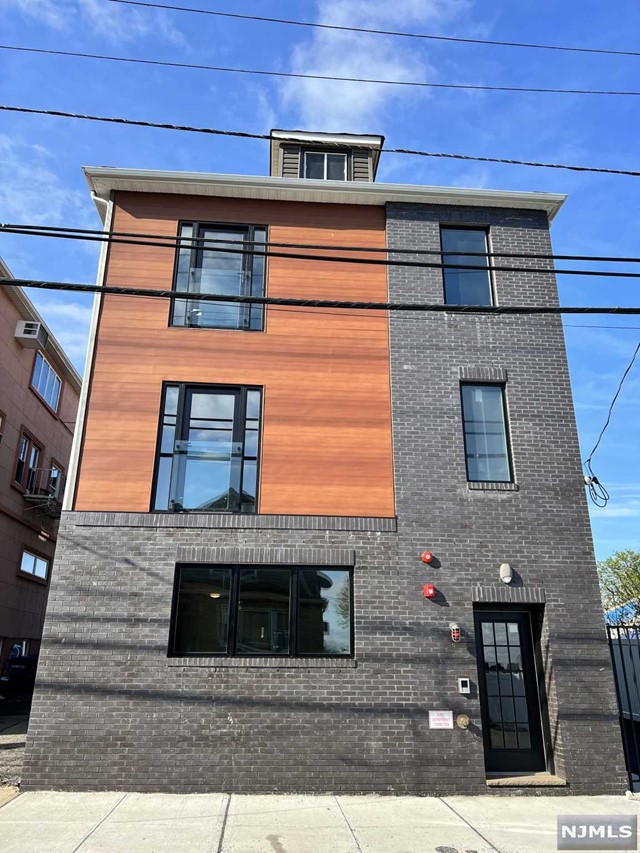 OPEN HOUSE ON Saturday 2/25 from 11AM - 1PM. Apartment features ; onsite 2 parking spots, in unit washer & dryer, central air as well as beautiful stone countertops and stainless steel appliances. Recently remodel, Open concept, great view for NJ meadow, Location is ideal, with fantastic views of the meadowlands. Only 6.5 miles away from midtown Manhattan, close to JFK Blvd for bus, massive shopping complexes, a lots of delicious restaurants, NJ turnpike and route 3.