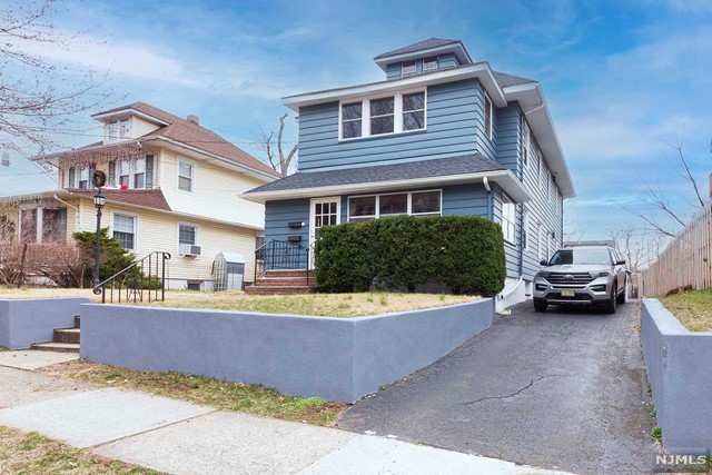 Nice apartment in a 2 family home. New kitchen with granite counter, and stainless appliances, hardwood floors, close to school, and NYC transportation. washer/dryer in basement. tenant pays for all the utilities. Landlord will not accept any pets. Thank you.