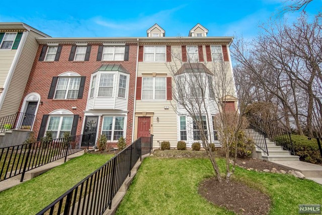 Beautiful, bright, renovated condo in Darlington Ridge. This first floor end unit boasts a gorgeous kitchen, with custom tile back splash, shaker style cabinets and quartz counters. The bathroom has a deep soaking tub, with Carrera marble tile. Crown molding and hard surface flooring throughout. Community amenities include a pool, playground, club house and tennis courts. Mahwah has great schools, 3 County Parks, a Ski Area and close to major highways and mass transportation.