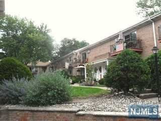 Beautiful second floor king sized one bedroom apartment. Serene courtyard setting. Heat hot water and gas included. Credit check and interview. Tenant pays fee.