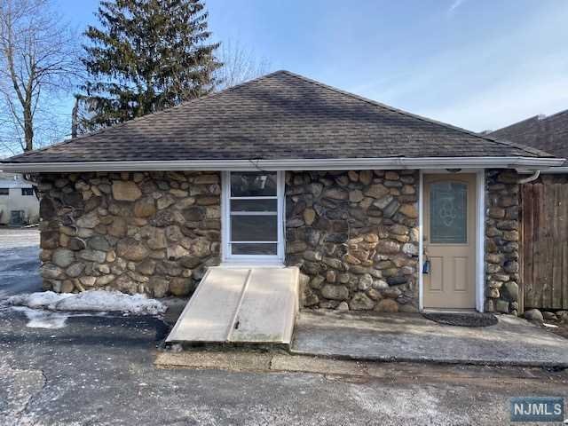 Adorable private free standing cottage. Close to everything