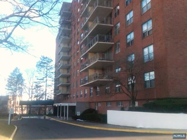LARGE APT IN A LUXURY CONDO BUILDING. CLEAN, BRIGHT, QUIET. L-SHAPED LIV/DINING. HARDWOOD FLOORS, UPDATED KITCHEN AND BATHROOM. CLOSETS GALORE. GARAGE PARKING, 24H DOORMAN, RELAXING COUNTRY STYLE POOL, BIKE ROOM. STORAGE ROOM. HEATED GARAGE PARKING $125. ELECTRIC and CABLE $ 100.00 WALK 1 BLOCK TO HACKENSACK HOSPITAL AND UNIVERSITY MEDICAL CENTER (HUMC). CLOSE TO GARDEN STATE PLAZA MALL, ALL MAJOR HIGHWAYS, NEWARK AIRPORT, PARKS AND SHOPPING.