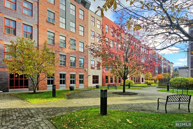 Enjoy plenty of the afternoon sun in this charming west-facing 1 bedroom/1bath in in a popular Metro Homes Huntington Building. Boasting an open floor plan with gleaming hardwood floors throughout. Entertain your guests with an open kitchen and bar to keep the conversation going or join them in the sunlit spacious living room. Washer/Dryer in unit. One deeded Parking spot included in sale. Close to Columbus Park, shops and restaurants.