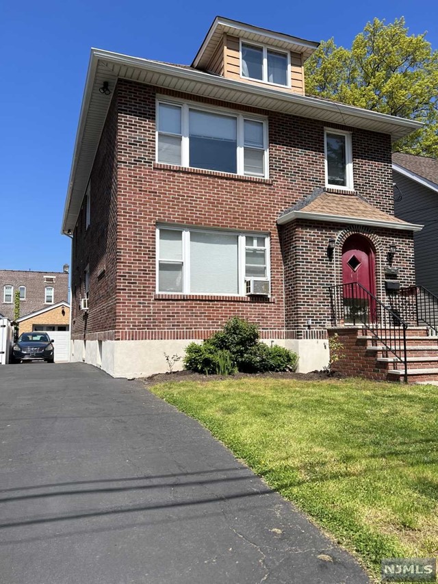 SUNNY AND BRIGHT WELL-MAINTAINED APARTMENT ON THE 1ST FLOOR, LARGE LIVING ROOM, DINNING ROOM, EAT IN KITCHEN AND UPDATED FULL BATH. SPACIOUS BEDROOMS, WASHER/DRYER IN UNIT, ALL WOOD FLOORS, ONE OUTSIDE PARKING SPACE IN DRIVEWAY, GREAT NEIGHBORHOOD, FANTASTIC LOCATION TO TOWN CENTER, SHOPPING, RESTAURANT, TRANSPORTATION AND CONVENIENCES. GARAGE CAN BE RENTED FOR FEE.