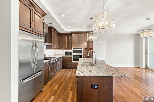 This exquisite condominium boasts a seamless fusion of style and comfort, accentuated by timeless hardwood flooring that contributes to a welcoming atmosphere that perfectly complements the bright and open layout. The kitchen, finished in a rich, dark wood color, exudes an air of sophistication while also offering optimal functionality, making it the centerpiece of the space. 403 is a proud member of Henley On Hudson, a well-manicured, community of luxury homes whose amenities include a concierge, swimming pool, two fitness centers, children's playroom and cinema. Residents relish the direct access to the New York Waterway and unparalleled views of The Greatest City in the World.