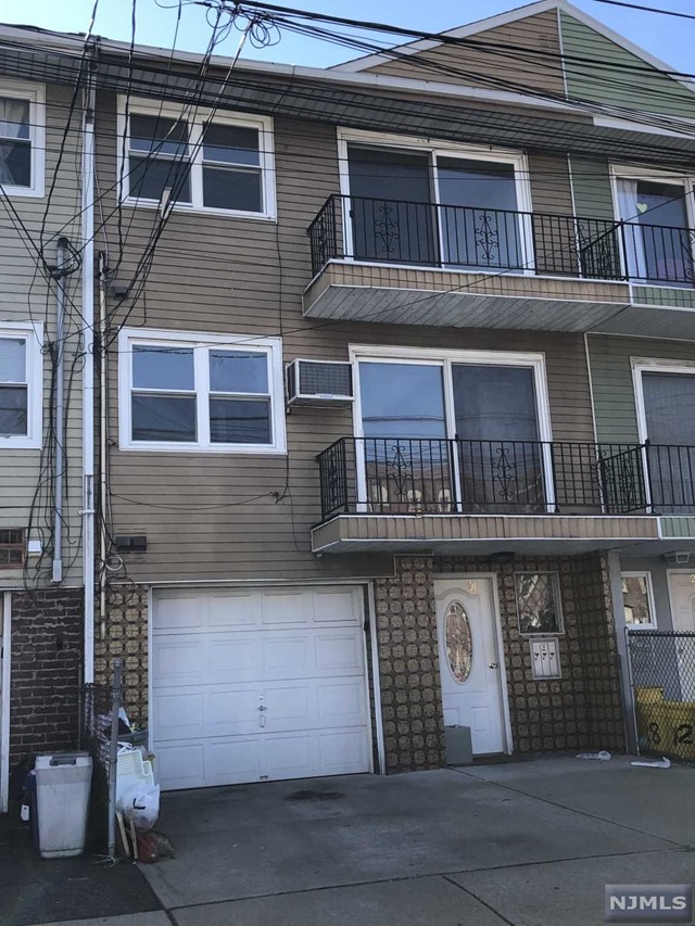 Located close to all Major roadways,Harrison Path station and Local Colleges. Students welcome as are small pets.