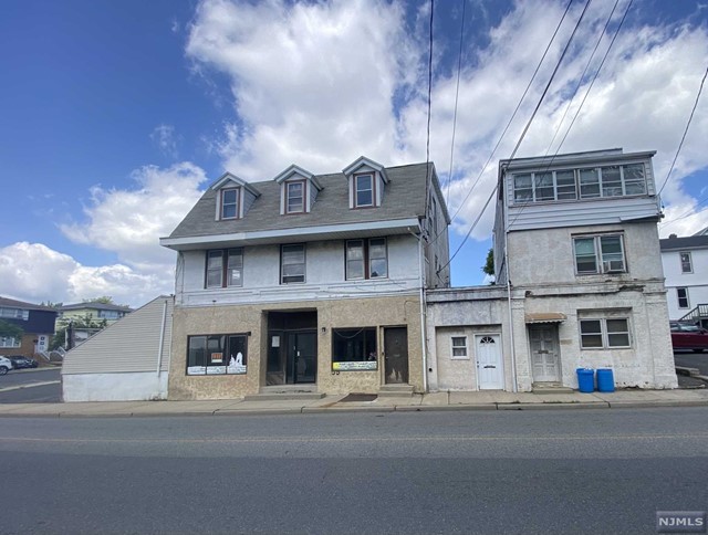 A MUST SEE Studio apartment for rent w/ an open concept EIK, Living rm-bedroom, full bath, shared use yard access and allowed 1 car parking. Tenant/s pay broker's fee which equal to one month rent. Owner pays for the electric heating. In need of 1.5 months security deposit. Rent includes hot water.
