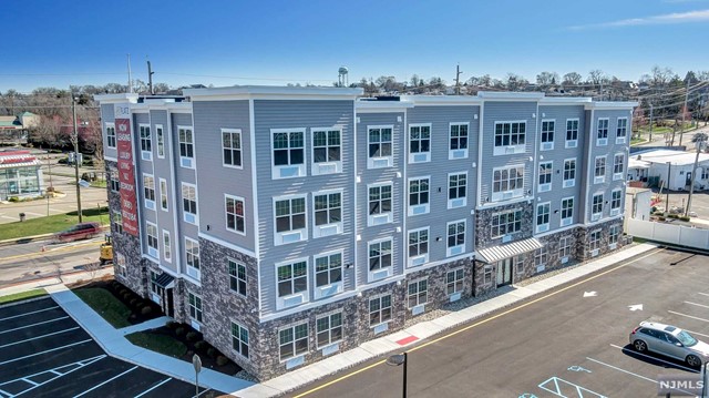Luxury 1 bedroom apartment available for immediate occupancy. 1 bedroom 1 bath, living room, kitchen with stainless steel appliances. 480 Flatz is in close proximity to the train station and Routes 17, 3 and 46. A Must See!