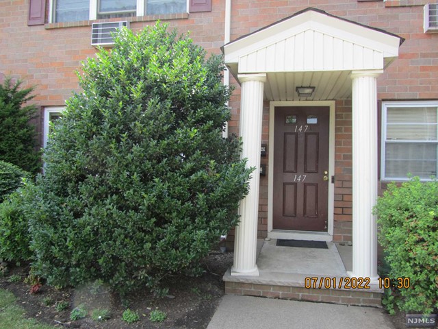 MOVE IN CONDITION, SPACIOUS, ONE BEDROOM SECOND FLOOR APARTMENT IN VERY DESIRABLE AREA OF PARK RIDGE. BAMBOO FLOORS, UPDATED BATH. WATER FILTER INSTALLED IN THE KITCHEN SINK. BEAUTIFUL PARK AND POND AREA FOR RECREATION. CATS FRIENDLY COMPLEX. PLANTY OF PARKING AROUND. CONVENIENT LOCATION TO EVERYTHING.