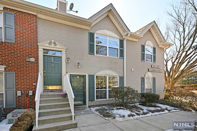 Beautifully Updated First Floor Corner unit in desirable Franklin Crossings offering new flooring, fresh paint, updated kitchen offers quartz countertops, new stainless-steel sink, new lighting, new stove & microwave. Kitchen is open to the dining room and living room. Additional features include recessed lighting, laundry in unit, primary bedroom with walk-in closet and updated primary bath, Additional bedroom and updated hall full bath. Be the first to come and enjoy these wonderful updates! Landlord requirements: NTN Report, tenant insurance, 1st 150.00 of repairs. No smoking. Tenant pays utilities (gas, electric, cable, phone, water-sewer). Move right in and have access to pool, tennis, playground. Close proximity to transportation as well as local shopping & dining. Pets conditional.