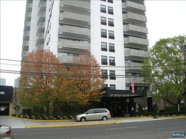 Location Location!!! A Couple of blocks away from the George Washington Bridge. Very convenient location, close to NYC transportation, restaurants, shopping, school, worship, municipal facilities. 24hr concierge desk, NYC bus in front of the building. Ideal layout studio with alcove space for bed. Newer wall unit, hardwood floor all through out, On-site Mgnt. Monthly payment : Loan Serv. to 2028 $98.10, Maint.fee : $304.05, Capital res. : $101.35 ***The Investor only Tenant occupied to August 31, 2024 $1,500 for rent monthly***