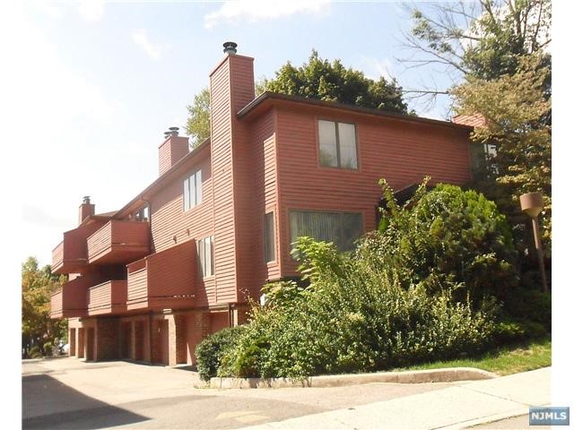 WELL MAINTAINED TOWNHOUSE IN FORT LEE. LAUNDRY IN UNIT. HARDWOOD FLOOR FIREPLACE IN LIVING ROOM,CLOSE TO PARKS,SHOPPING,SCHOOLS AND HOUSE OF WORSHIP.