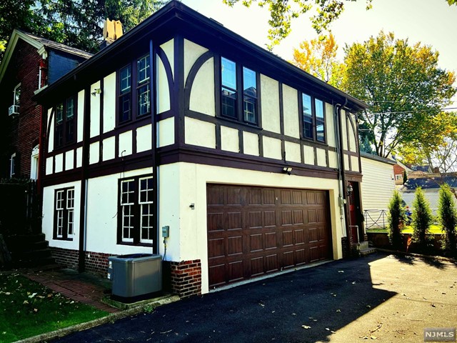 Private Carriage House Apartment available in the historic Forest Hill section of Newark. Featuring your own private entrance to this private apartment. Generous living room, dining area & bedrooms. Updated kitchen and bath. Plenty of storage.