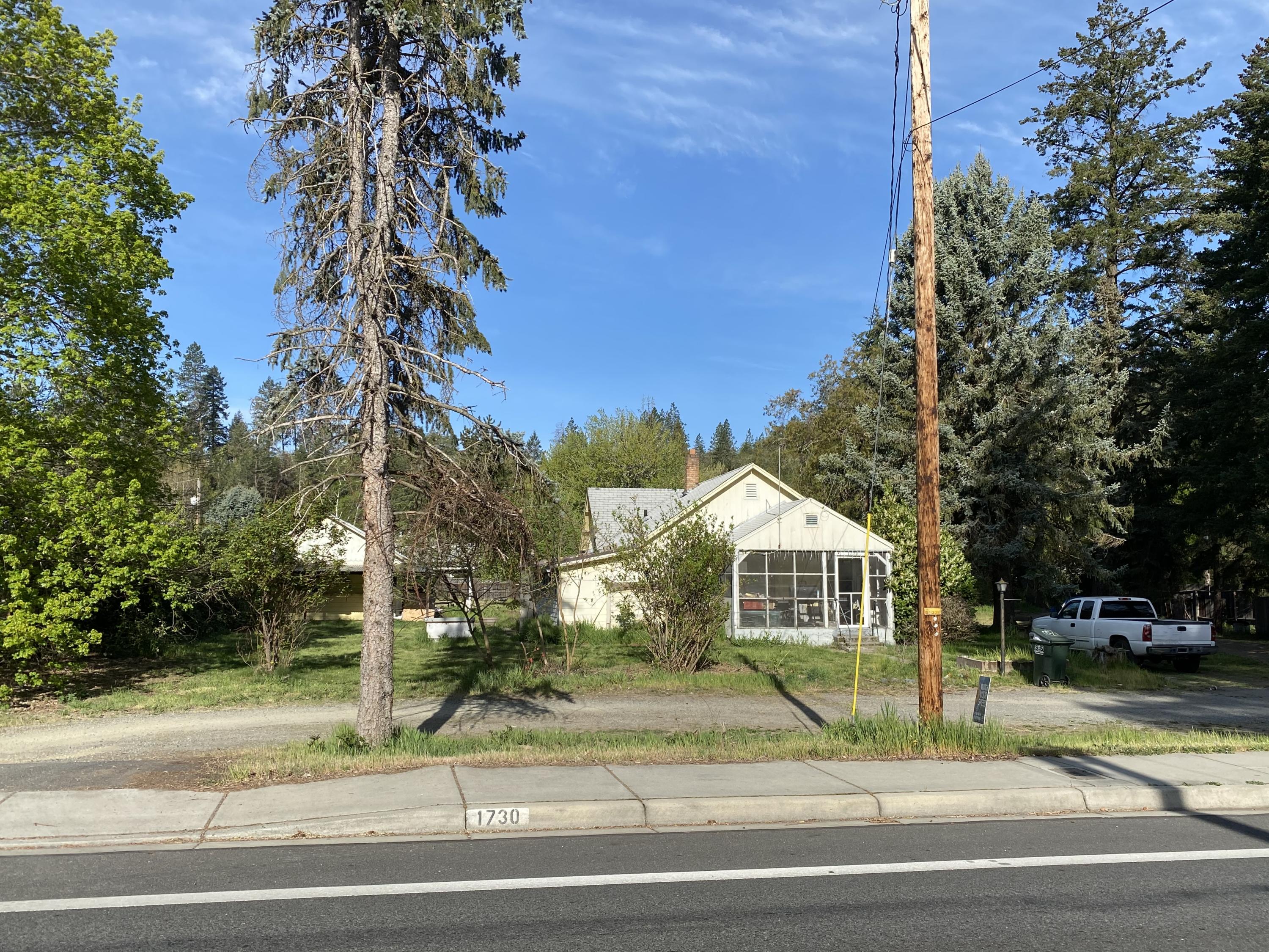 City services with amenities. 3 to 4 buildable lots. Investment opportunity. This is a great opportunity to build close to the hospital and shopping centers.