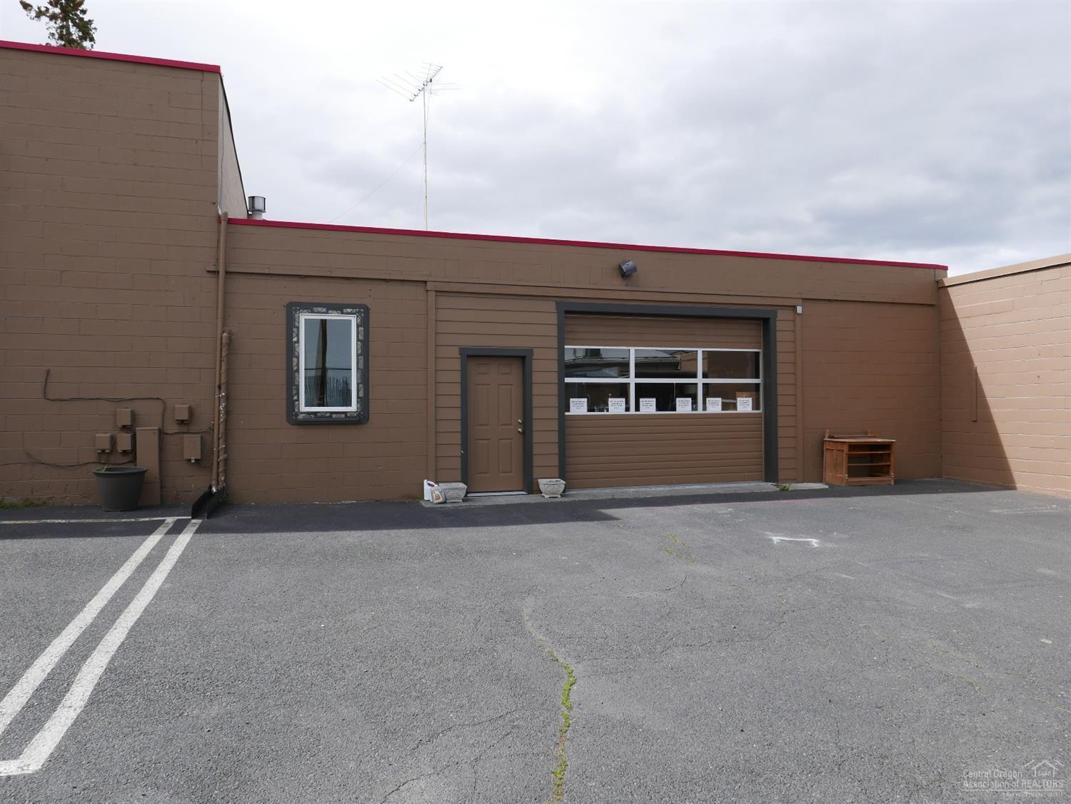 Great commercial opportunity just off 2nd and Greenwood in Bend. Flexible Mixed-Use Employment zoning allows for a wide variety of uses of this 960 ft space with off street parking and a roll up door. Shared bathroom with adjacent tenant.