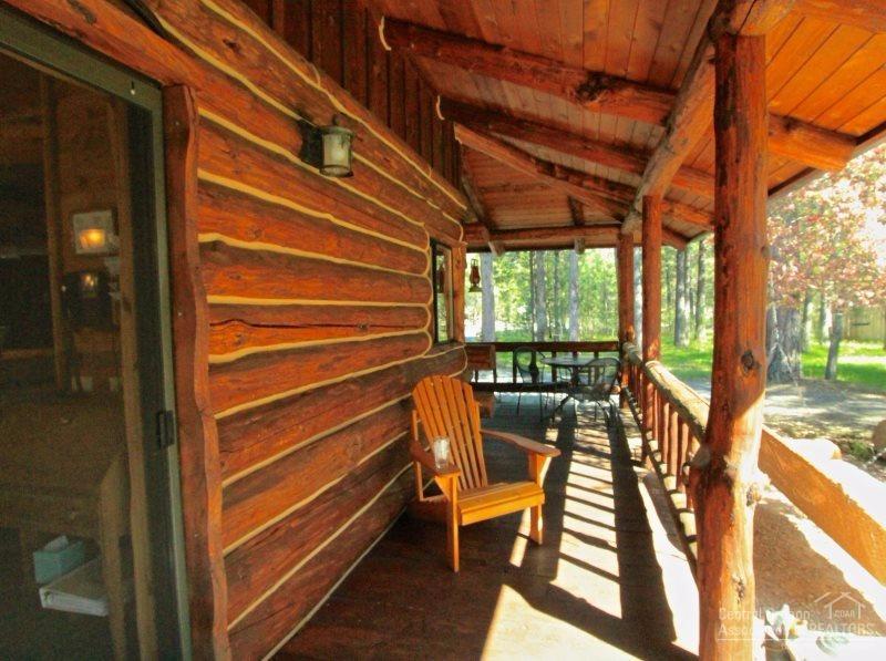 Rare opportunity to own a beautifully maintained character log home on .64 acre. Sunny southern exposure, quiet cul-de-sac. Play on national forest lands right out your back door. Perfect 2,100 sq. ft floor plan with three bedrooms and two baths, heated shop, separate bunk house, attached garage, room for RV... Tollgate community swimming pool, tennis, court, paved trails... Nothing left to do but enjoy - must see!