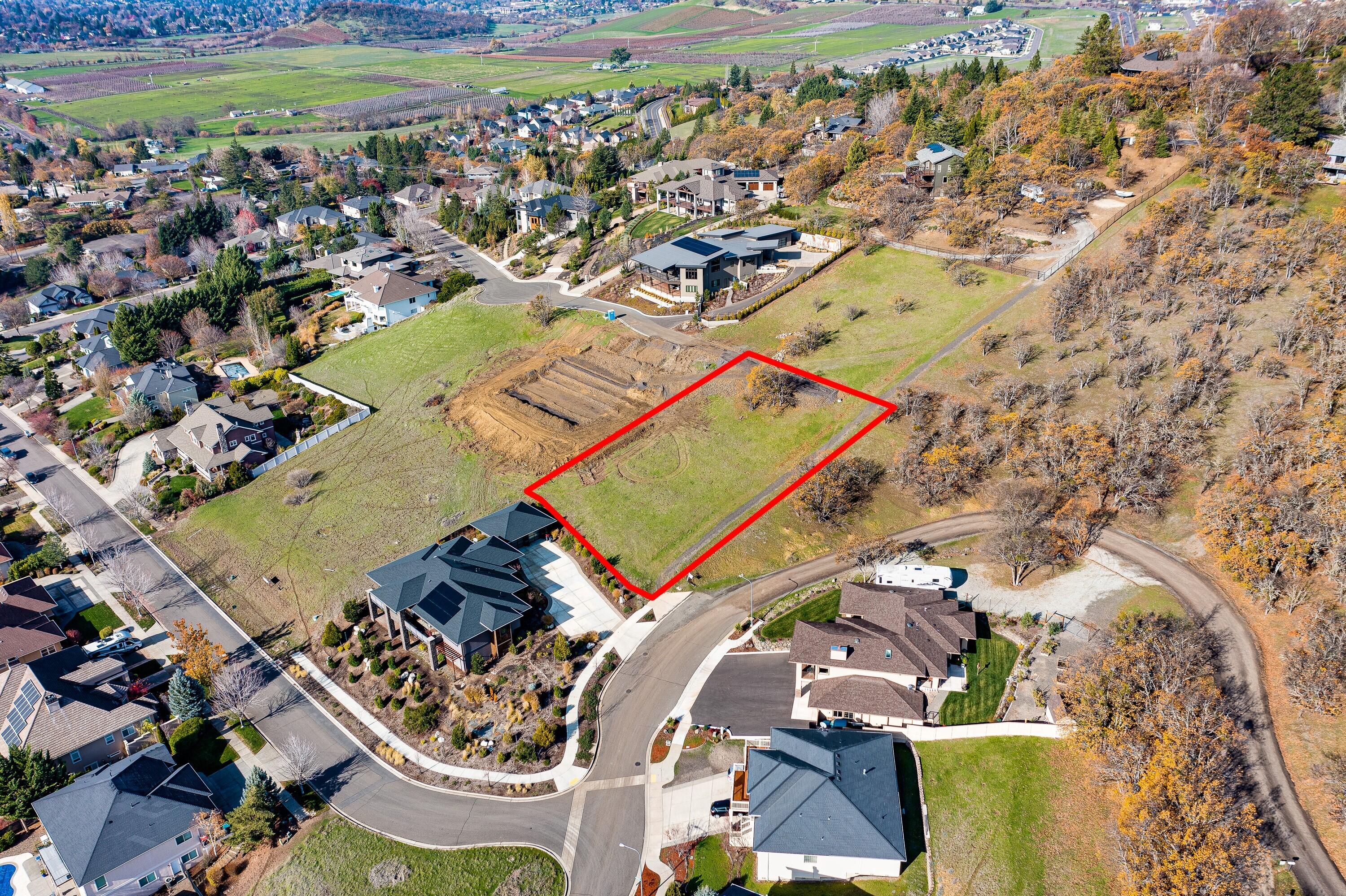 Breathtaking views! The perfect place to build your dream home! This half acre lot has a gentle slope and amazing views of the mountains, valley and city lights. Hoover Elementary, Hedrick Middle School and South Medford High School. Conveniently located near shopping, RVRMC, golf and freeway access in one of East Medford's most distinguished and sought-after neighborhoods.