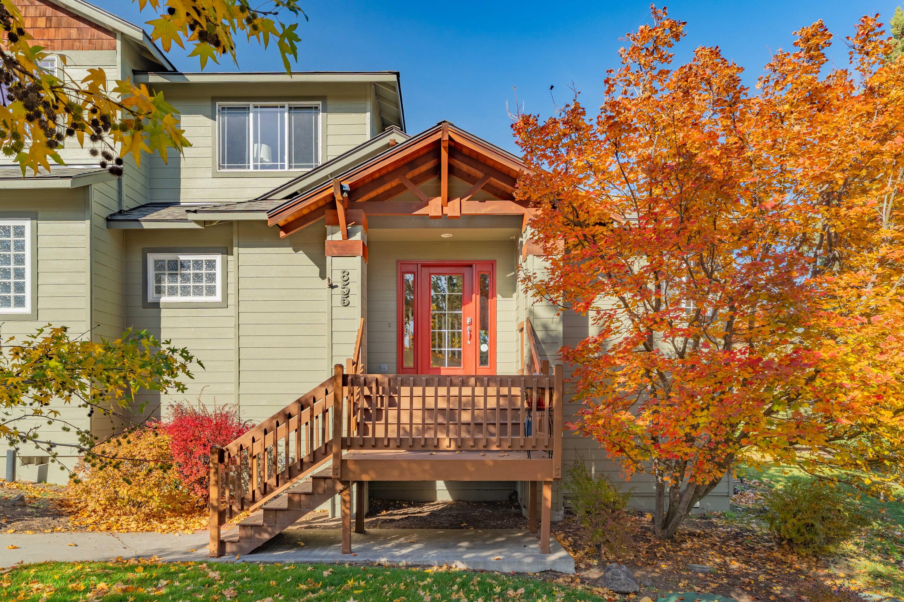 This stunning end-unit townhome overlooks the 8th Green at the Ridge Golf Couse in Eagle Crest. The home was fully remodeled in recent years to include hardwood floors, granite slab countertops, and a large tile walk-in shower. Vaulted Great room/Dining room.  Patio door to Trex deck with hot tub, new gas firepit and new BBQ Grill.  Main level primary suite with 2 walk-in closets and patio door to deck's hot tub.
Turn-Key Ready ... all Furnishings included even the kayaks!