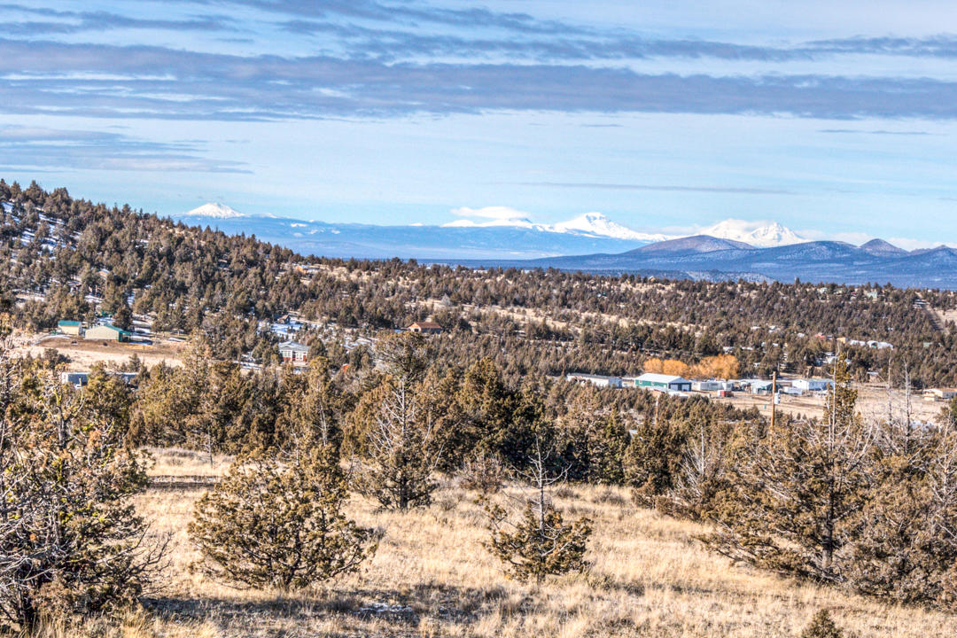 Elevated lot with beautiful views of the Cascade Mountains and room to stretch out and enjoy the country.