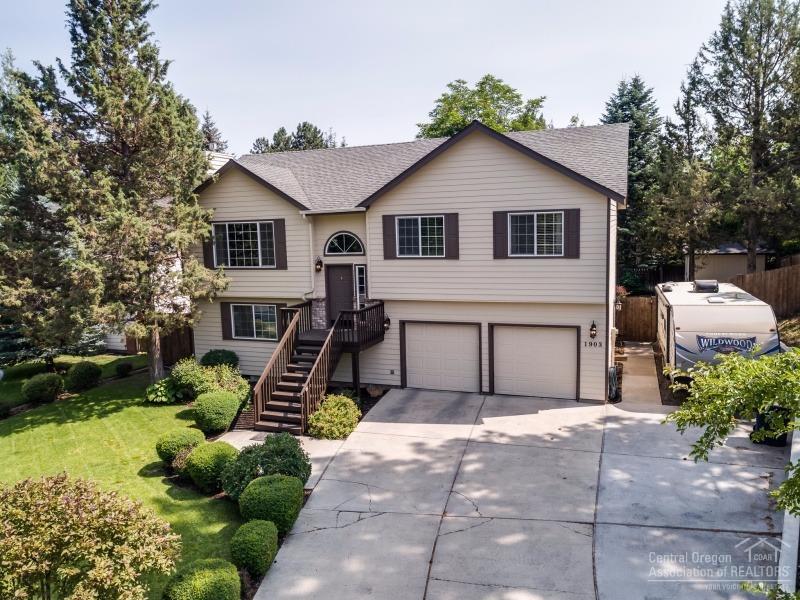 You will love the privacy of this well landscaped and wonderfully renovated 3 bed, 3 bath home on almost a 1/4 acre. Features include bonus room, office, fully fenced backyard, RV parking, oversized garage, floor to ceiling rock fireplace, kitchen w/SS appliances, granite tiled counters and hardwood floors. Downstairs could be great as a separate suite with bonus room, wet bar, laundry, full bath and bedroom.