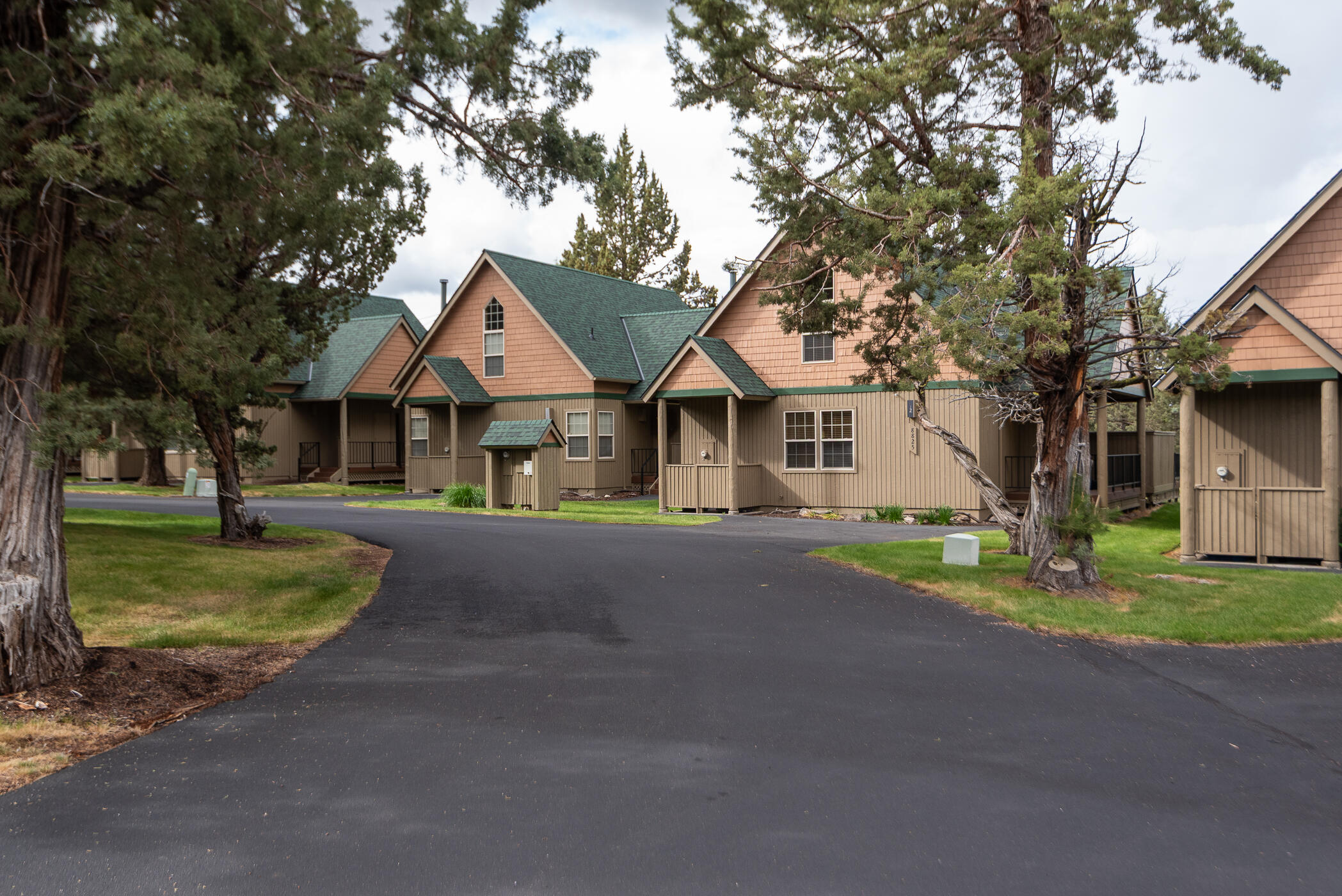 This charming chalet-style home offers a perfect blend of rustic elegance and modern convenience. Featuring two spacious bedrooms and two well-appointed bathrooms, the layout is ideal for both relaxation and entertaining. The open-concept living area boasts high ceilings and large windows, filling the space with natural light and providing stunning views of the adjacent golf course. Outdoor enthusiasts will appreciate the proximity to ample the resort activities, including pools, scenic  trails and golfing opportunities.
Whether you're seeking a peaceful retreat or an active lifestyle, this chalet-style home is a perfect sanctuary that captures the beauty of its surroundings while offering modern comforts and conveniences. This is an excellent opportunity for both a primary residence or a vacation getaway.
This chalet is being offered fully furnished and is an active rental through Arrived.