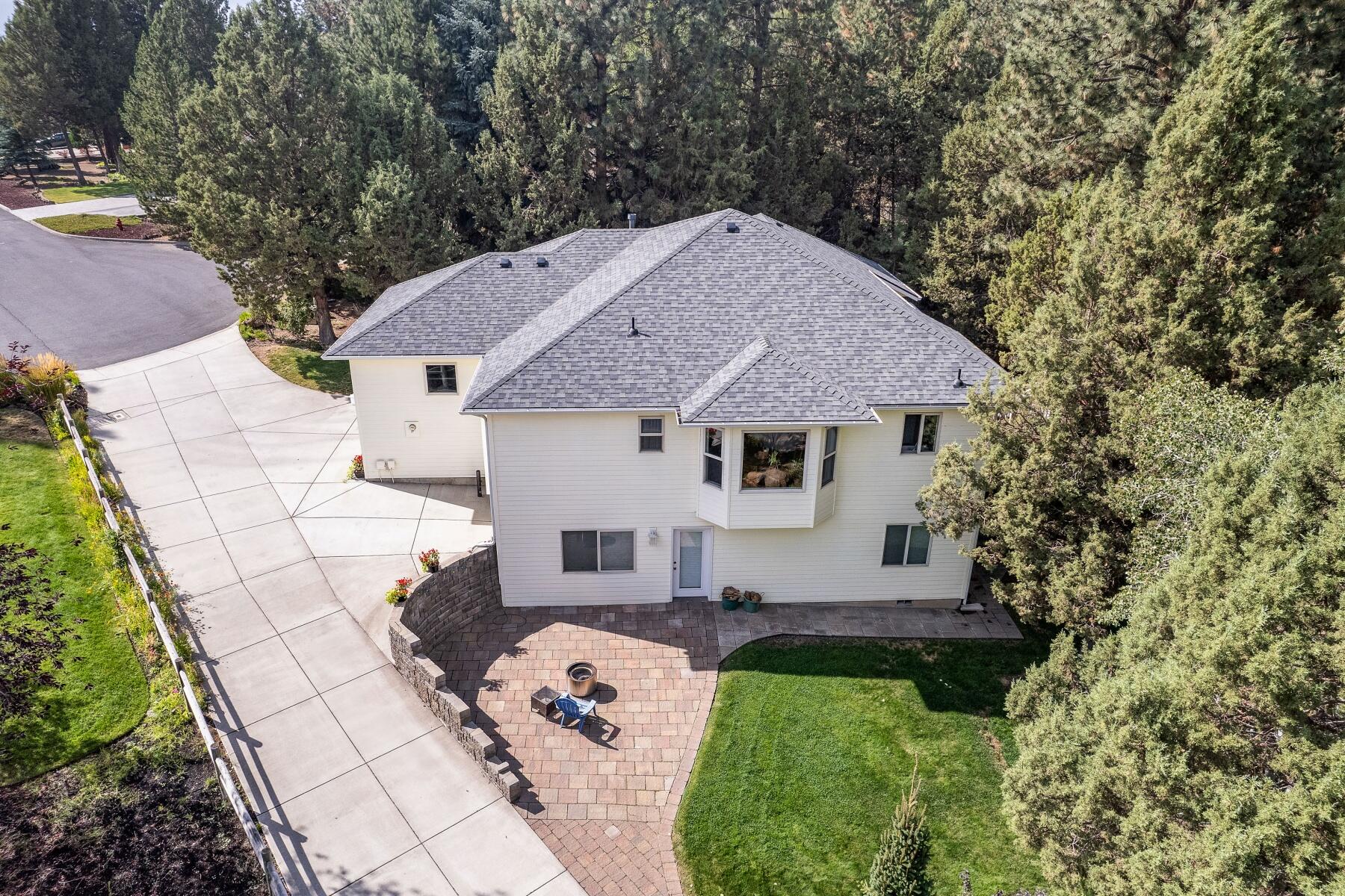 Hard to find .46 acre lot with a well cared for home ideally situated at the end of a quiet cul de sac in SE Bend. Single level living with the great room, office/flex space and primary suite on the main floor. Open floor plan with plenty of natural light and seamless indoor outdoor living to the back deck. Great room is anchored by the gas fireplace and wrap around windows bringing the outdoors in year round. Primary suite has private views to the north and plenty of storage and closet space. The daylight basement has two bedrooms which share a full bath. Recently updated flooring, paint, and new roof in 2022. Outside, the large 1/2 acre lot affords tons of extra space for trailers/boats/extra vehicles with a large lawn and basketball hoop rounding out the backyard. Multiple outdoor spaces for a firepit or enjoying the Central Oregon sun.