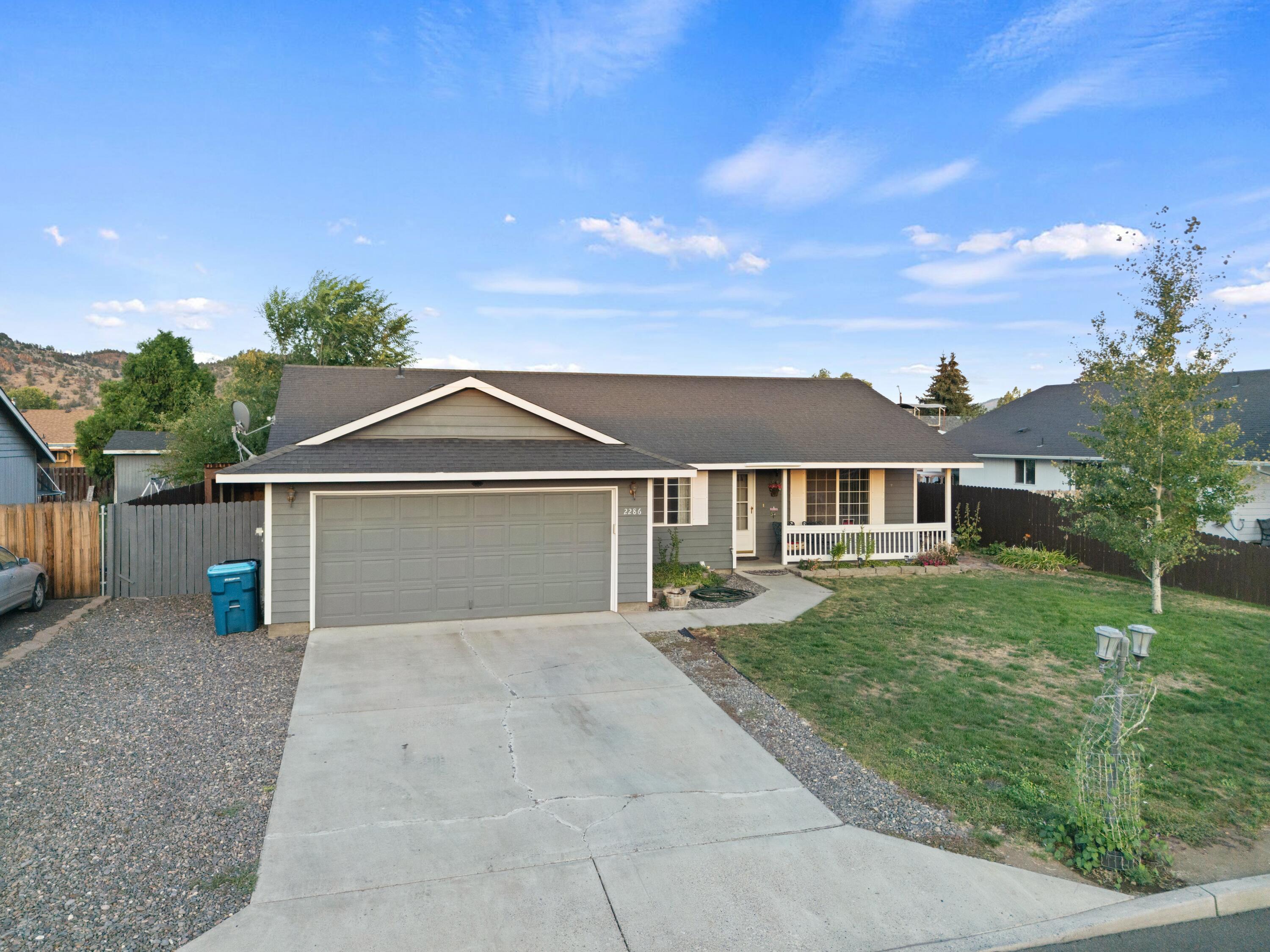 Singe level home with 3 bedroom, 2 bathrooms! Open floor plan with vaulted ceilings, ductless system in living room!
Landscaped front and back..
This a must see and priced to sell quickly!
Don't hesitate!! Check it out!!!
More photos  coming 8-20-25