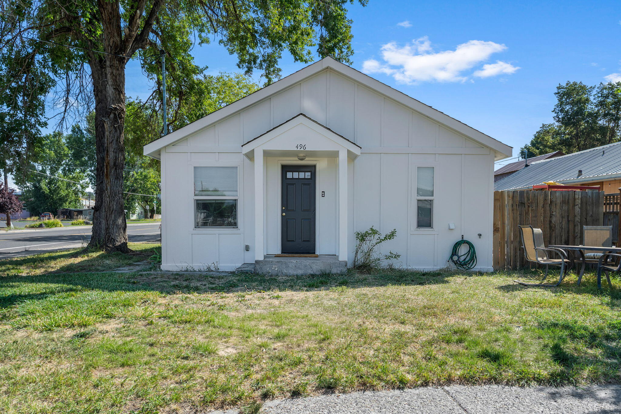 This charming, low-maintenance 1-bedroom property offers the perfect opportunity for investors seeking solid returns in a growing neighborhood. Located just minutes from key amenities, and local attractions, this home provides excellent rental potential, affordable first time home buyer opportunity and future resale value. Key Features include, a cozy layout that maximizes space and functionality. Low Maintenance with durable finishes, this property is ideal for hassle-free ownership. Located in a desirable area with high demand for rental units, with easy access to shops, restaurants, and schools. Whether you're a first-time investor or looking to add to your portfolio, this property offers a great opportunity to capitalize on a well-priced asset in a growing community. Don't miss out—schedule a viewing today!