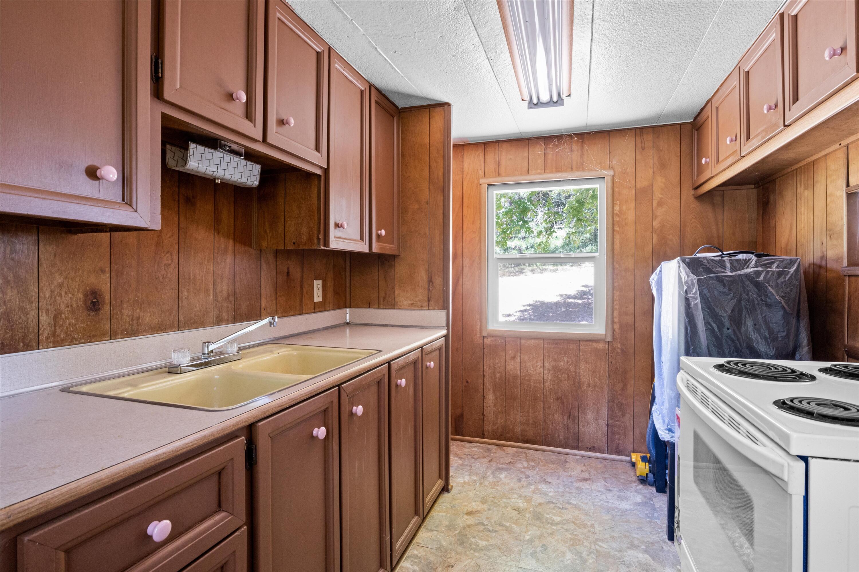 Glendale, Tow NOf Julia - Residential