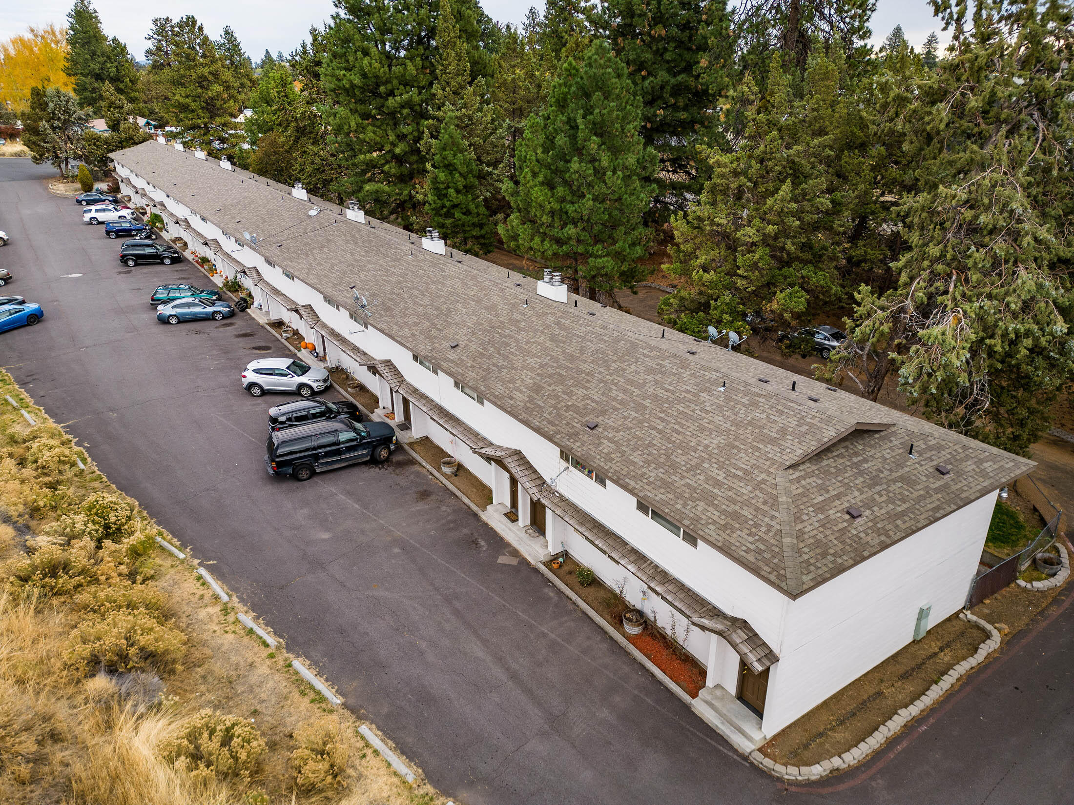 Great location is where you will find these 20 unit apartments. 2 bedroom 1.5 baths, 1080 sq. ft, freshly painted exterior, washer/dryer hook ups in each unit, and nice little yards. Don't miss out! Nothing like it on the market right now