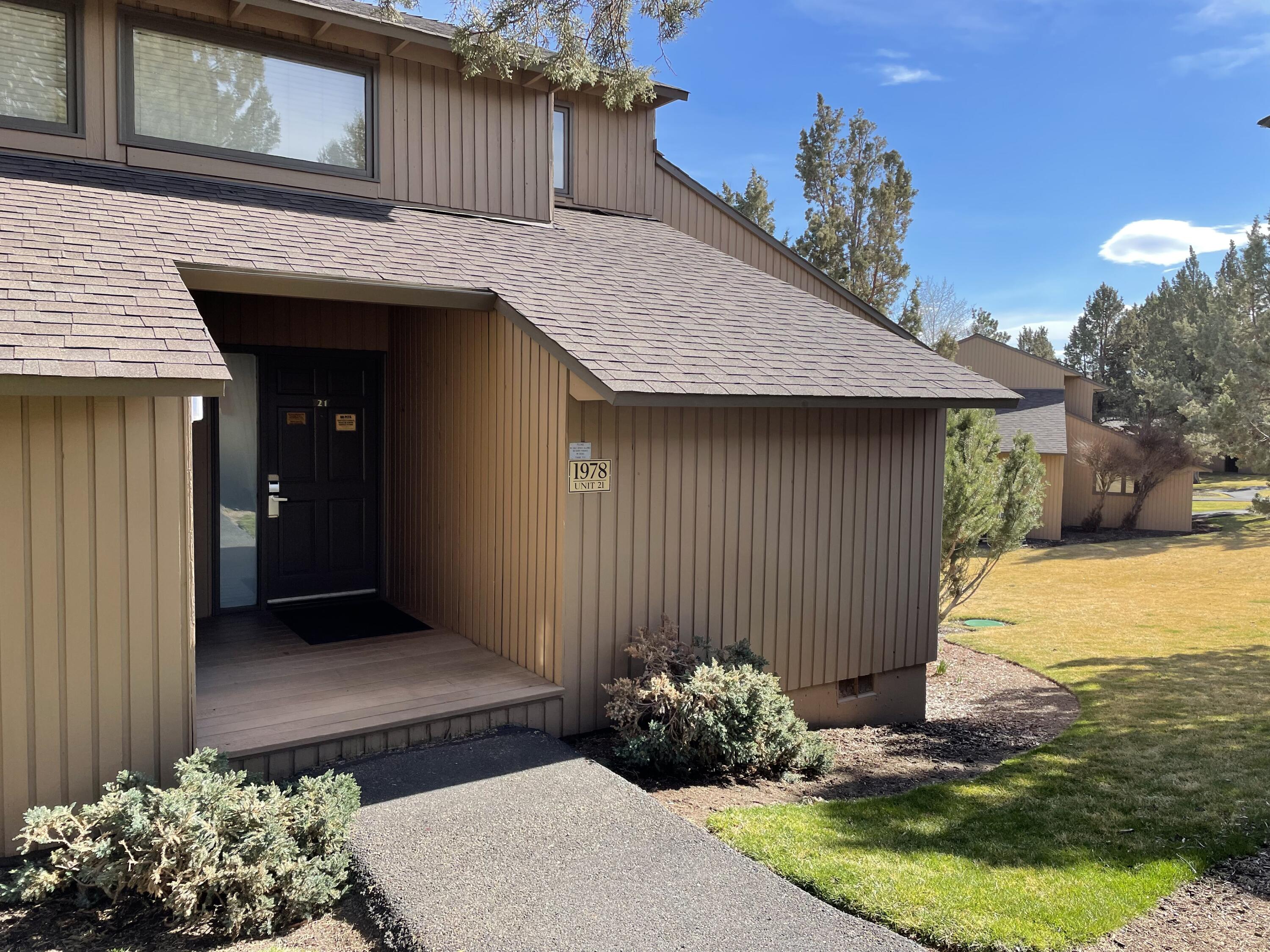 A view of the Deschutes River and canyon are just a few of the great benefits that this 5 week ownership has to offer. Immerse yourself in all that Eagle Crest Resort has to offer such as pickle ball, volleyball, racquetball, sports centers, pools, hot tubs, hiking, biking, golf, and so much more. Don't forget to take a dip in the hot tub on your private deck.