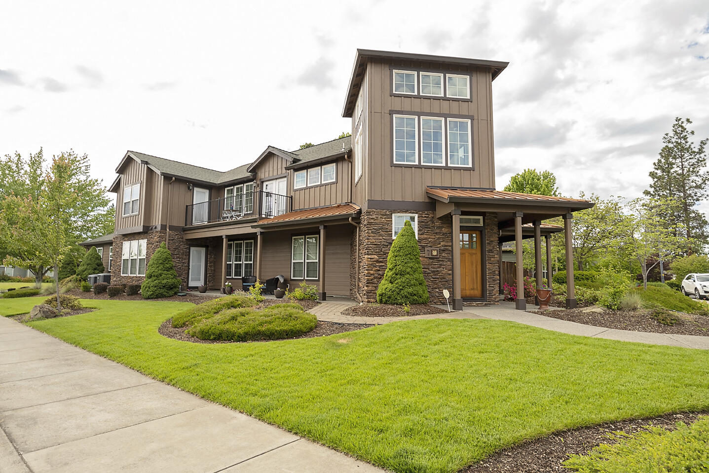 Seller is very motivated! Wonderful home in the Echoes of the Ponderosa!  This spacious home has all the bells and whistles!  A high vaulted ceiling with exposed beams greets you in the entryway.  The family room has a wood-accented gas fireplace as the centerpiece.  The large dining room is adjacent to the kitchen.  The kitchen has granite counters, stainless steel, and a portable butcher block island.  The primary bedroom suite is on the main level with a tiled shower, walk-in closet, and jetted soaking tub. The upstairs has a huge bonus room with the furniture included. and a private balcony. There are 2 additional bedrooms that share a bathroom. There is a giant RV barn with a spacious 2-car garage. & another 1/2 bath. The backyard has turf grass, a brick patio, quaint street lamps, and a hot tub!