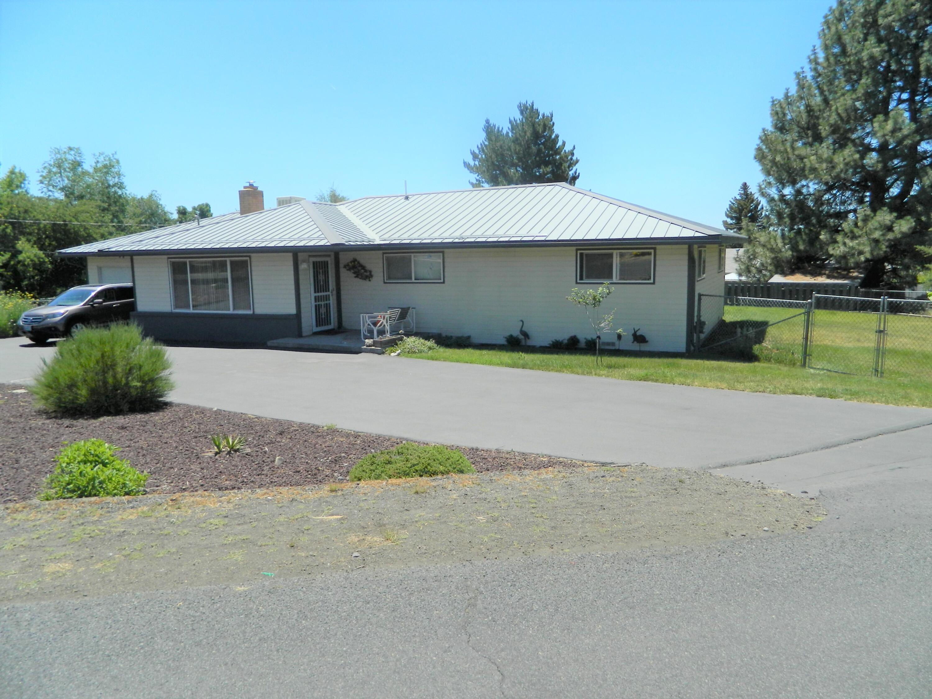 This well-maintained home shows pride in ownership. It is a 3 bedroom 2 bath home on .28 acre corner located in Moyina Heights. There is plenty of parking with a circular driveway and 2 car garage. The HVAC has been recently updated and has a metal roof f or minimal maintenance. There is a living and family room and located in the Henley Jr and High school district
