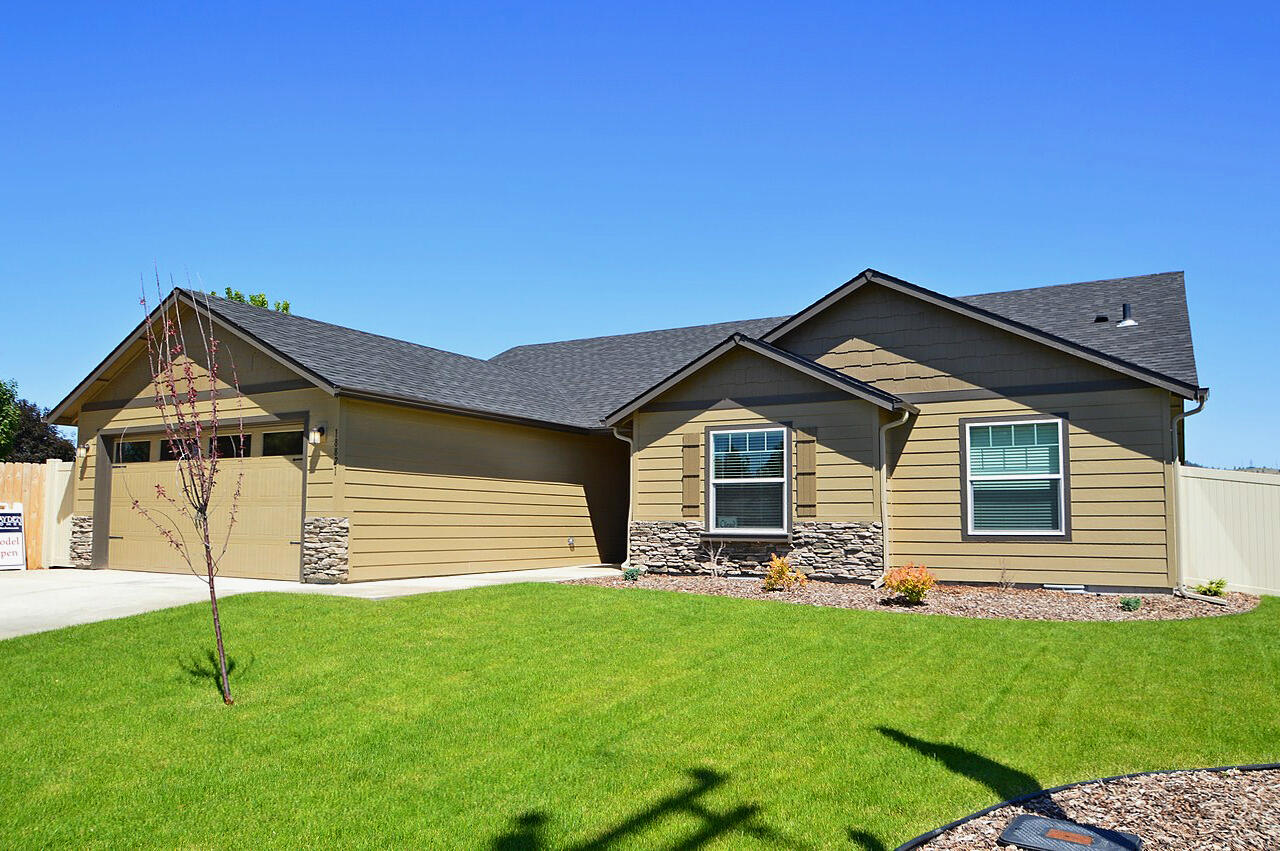 Save up to $5k!***Stunning valley views! Picture yourself unwinding on your covered alcove deck, taking in breathtaking sunsets. The Pacific floorplan is designed to impress with its open-concept living, kitchen, and dining areas—perfect for entertaining. Spanning 1,805 square feet, this home is an entertainer's dream, featuring vaulted ceilings and a spacious kitchen with ample counter space for cooking, serving, and gathering. Need extra room to relax? Enjoy a welcoming family room or versatile bonus space. The luxurious main suite, also under vaulted ceilings, offers a walk-in closet and a beautifully tiled shower for a spa-like retreat.