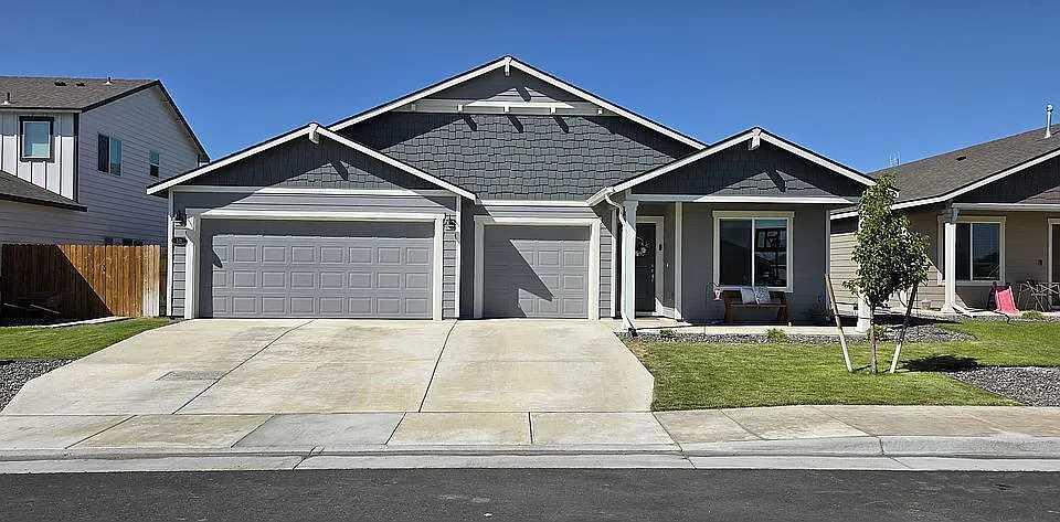 Motivated Sellers, selling due to job relocate. Move-In ready 2023 build, across from Horizon Park! Enjoy 1,906 sq. ft. of modern living with 4 bedrooms, 2 bathrooms, and a spacious 3-car garage. Inside, you'll find luxury vinyl plank flooring, a sleek kitchen with stainless steel appliances, and a primary suite featuring a soaking tub and walk-in shower. Outside, relax in your fully landscaped, fenced yard with timed sprinklers. Perfectly located across the street from Horizon Park—style, comfort, and convenience all in one!