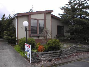 Den/Office could be 3rd bedroom! Gorgeous Fuqua Home, open kitchen with island and oak cabinets throughout, skylights, yard that opens to park/grass area & near shopping plaza. All age park. Very desirable area in Ashland. $370 space rent.